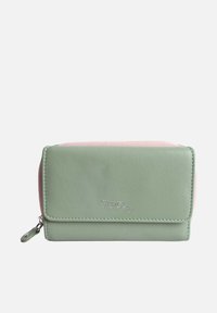 Grön och rosa läderplånbok med en texturerad yta, rektangulär form och dragkedjestängning. Har varumärkeslogotypen på framsidan.