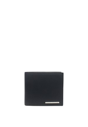 Portafoglio nero bifold in pelle con una piccola targhetta argentata con il logo Armani Exchange nell'angolo in basso a destra.