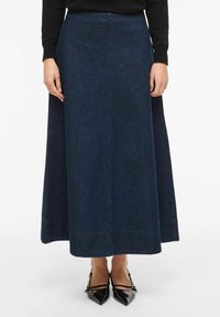 Długa spódnica maxi z ciemnoniebieskiego denimu o prostej sylwetce, z bocznymi szwami i gładnym dołem. Tekstura tkaniny jest gładka, z subtelnymi detalami przeszyć.