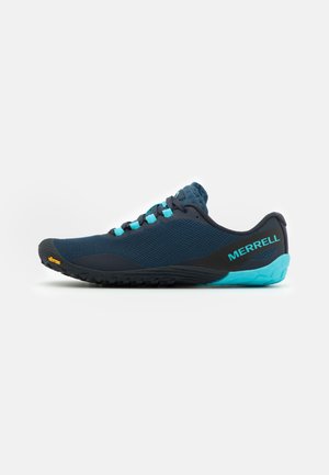 Ciemnoniebieski i czarny but sportowy z turkusowymi akcentami, podeszwą Vibram i logo "MERRELL" na pięcie, widziany z boku.
