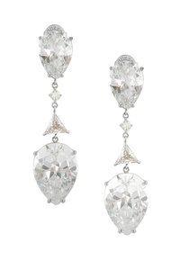 Orecchini a goccia a forma di pera in pietra preziosa trasparente, montati su metallo di colore argento, con cristalli sfaccettati multipli e accenti triangolari.