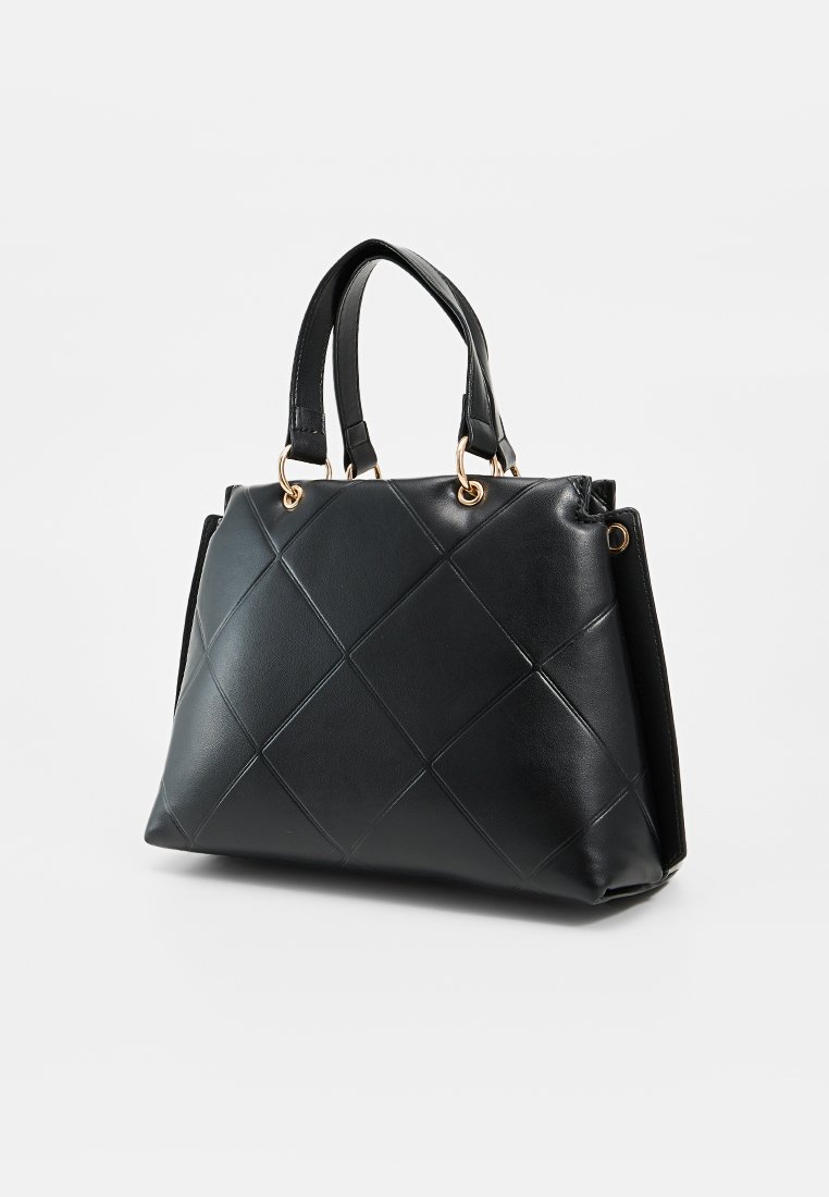Sac à main en simili cuir noir avec un motif losange matelassé. Équipé de quincaillerie dorée et de deux poignées supérieures. Forme structurée.
