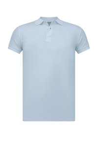 Lichtblauwe polo gemaakt van gladde stof, met een klassieke kraag, korte mouwen en een sluiting met een twee-knopsgat.
