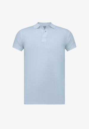 Lichtblauwe polo gemaakt van gladde stof, met een klassieke kraag, korte mouwen en een sluiting met een twee-knopsgat.