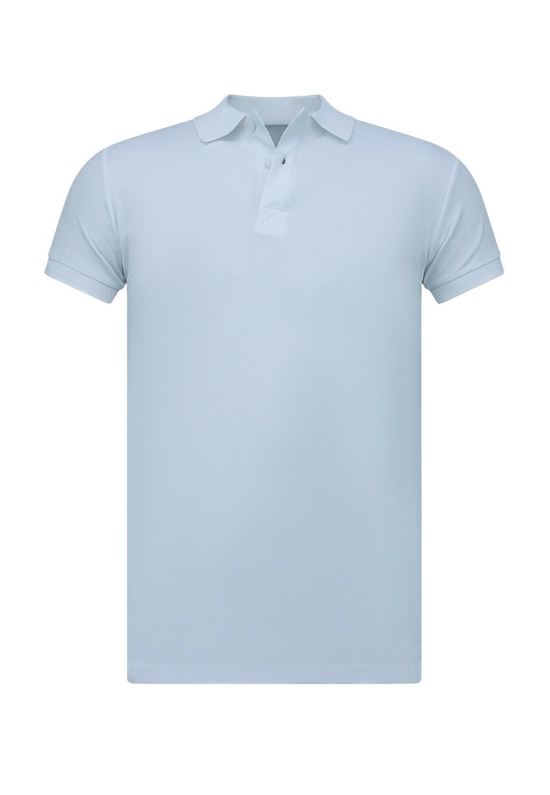 Lichtblauwe polo gemaakt van gladde stof, met een klassieke kraag, korte mouwen en een sluiting met een twee-knopsgat.