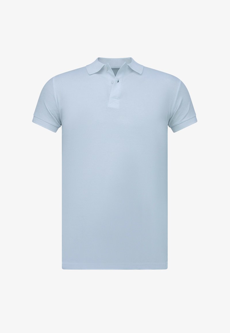 Lichtblauwe polo gemaakt van gladde stof, met een klassieke kraag, korte mouwen en een sluiting met een twee-knopsgat.