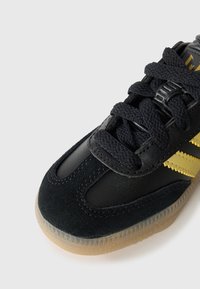 adidas Originals SAMBA MESSI UNISEX - Indoor football boots - core black/gold-coloured/gum