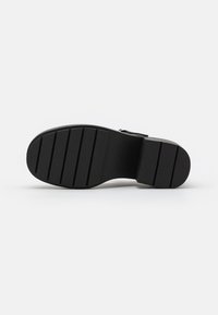 Monki Lodičky s platformou - black