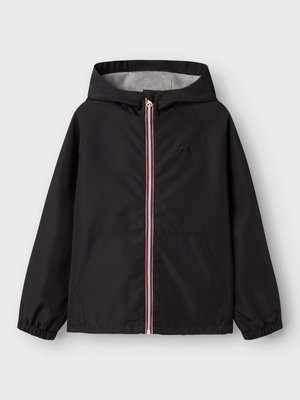 Sort hættetrøjejakke med frontlynlås i rødt, hvidt og blåt, elastiske manchetter og frontlommer, vist på en hvid baggrund.