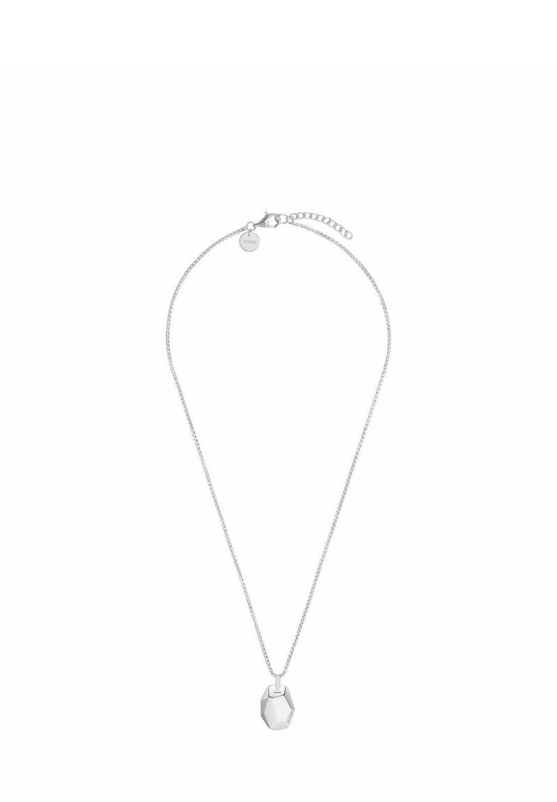 Silberne Halskette mit einer dünnen Kette und einem achteckigen Anhänger. Der Anhänger verfügt über eine polierte Oberfläche und ein kleines Logo-Detail.