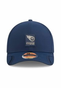 Marineblaues Cap mit strukturiertem Design, das einen auffälligen Logo-Patch mit der Aufschrift "Tennessee Titans" und einem gebogenen Schirm aufweist.