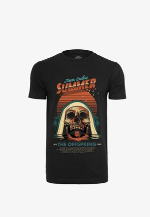 Svart bomull t-skjorte med et grafisk motiv av et skalle som har på seg hette i hvitt foran en solnedgang, med teksten "Never Ending SUMMER" og "THE OFFSPRING TOUR".