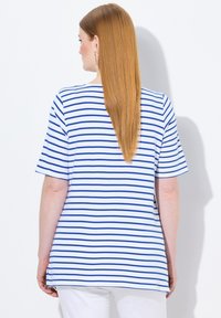 Modro-bílý pruhovaný tričko s krátkým rukávem, kulatým výstřihem a volným střihem. Tkanina vypadá měkká s hladkým povrchem.