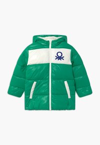 Grön puffjacka med vita horisontella ränder, med en blå logotyp på vänster sida. Har huva och två framfickor. Blank textur.