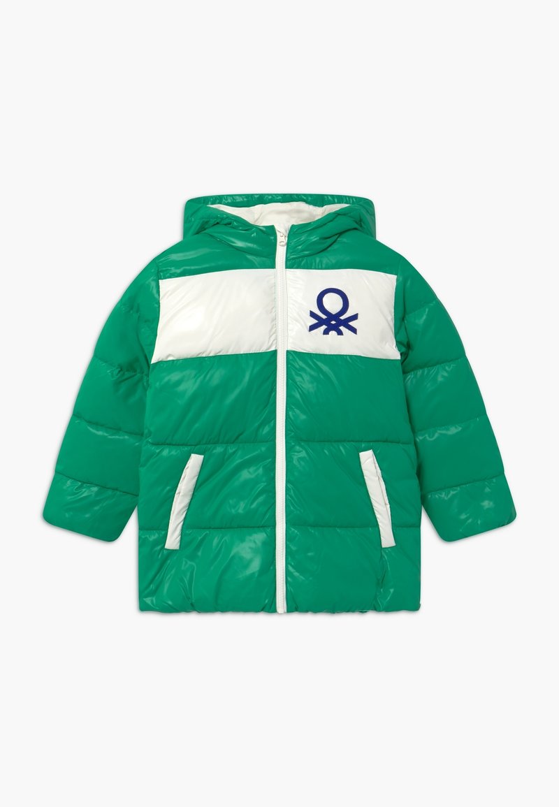 Grön puffjacka med vita horisontella ränder, med en blå logotyp på vänster sida. Har huva och två framfickor. Blank textur.