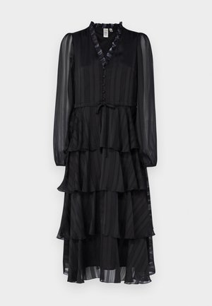 Črna večplastna obleka iz lahkega materiala, z dolgimi prosojnimi rokavi, volanastim ovratnikom in gumbi ob sprednji strani.