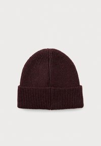 Tume burgundia kootud beanie müts, volditud äärisega, ribakujuline tekstuur, lamab tasasel heledal neutraalsel taustal.