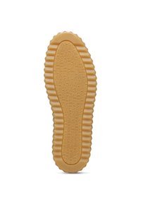 Sohle eines Sneakers aus hellbraunem Gummi mit einer strukturierten Oberfläche, die wiederholt das Muster des Markennamens zeigt, sowie nutzbaren Kanten für Traktion.