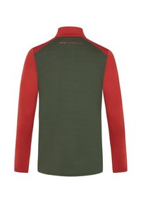 Langarm polo shirt met een groene body en rode mouwen. Heeft een hoge kraag en het 'PROTEST HIGH PERFORMANCE' logo op de achterkant.