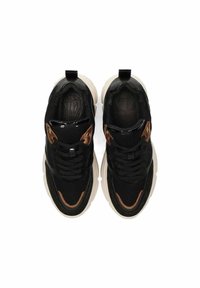 Schwarze Netzsneaker mit tanfarbenen Akzenten, verfügt über ein strukturiertes Obermaterial, dicke weiße Sohlen und schwarze Schnürsenkel. Zuglasche an der Ferse.