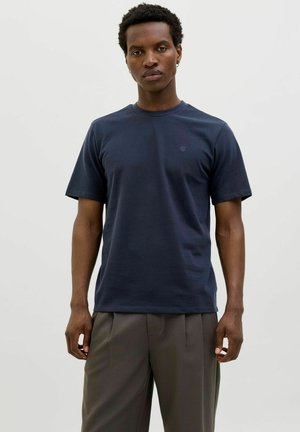 T-shirt in cotone blu navy con maniche corte e colletto a giro. Presenta un logo sottile sul petto e un design a vestibilità standard.