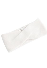 Bandeau blanc en tricot avec un design torsadé, fabriqué en matériau doux, comportant une étiquette. Surface texturée avec un motif subtil.