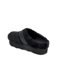 Pantofole scivolose foderate in pelliccia nera con una superficie testurizzata, dotate di una fascia nera decorativa e di una suola in gomma imbottita.