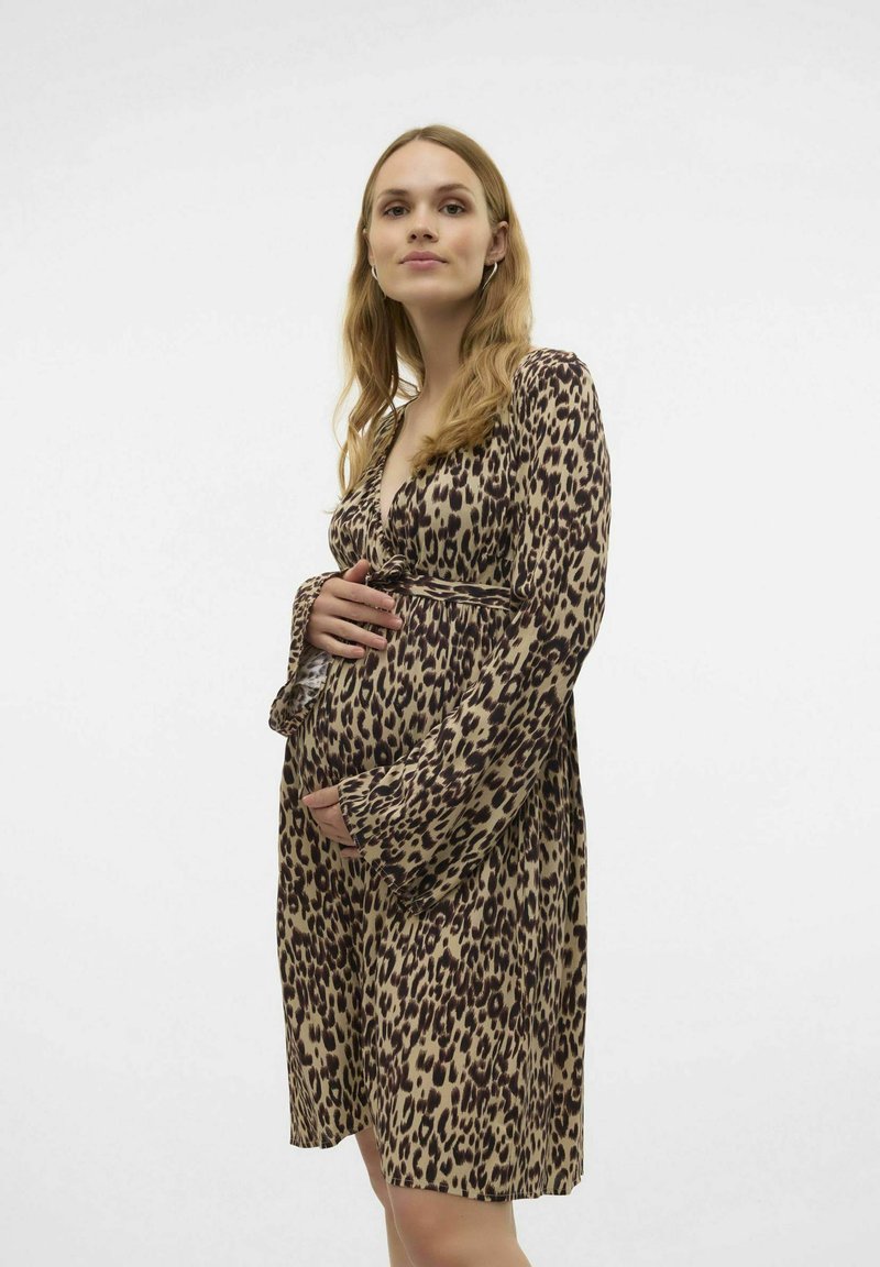 Abito premaman con stampa leopardata, con scollatura a V profonda, maniche lunghe, vita cintrata e gonna fluida, realizzato in tessuto leggero.