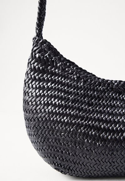 Μαύρη πλεκτή τσάντα χεριού σε καμπυλωτό σχήμα, με υφασμάτινη επιφάνεια και λεπτό λουρί για μεταφορά. Χωρίς ορατό υλικό ή διακοσμήσεις.