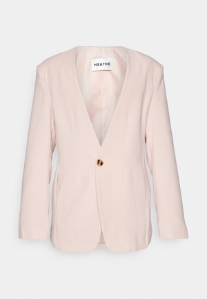 Fényes rózsaszín zakó mély V-nyakkal, egy arany gombos záródással és hosszú ujjal. Testre szabott szabás és finom textúra jellemzi.