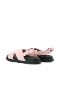 Roze sintetičke sandale s crnom potplatom, s širokim trakama i podesivim kopčama, koje spajaju udobnost s suvremenim dizajnom.