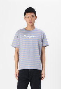 Majica s kratkim rukavima u svijetlop Plavoj boji s bež horizontalnim prugama; s natpisom "Pepe Jeans London" otisnutim u bijeloj boji na prsima.