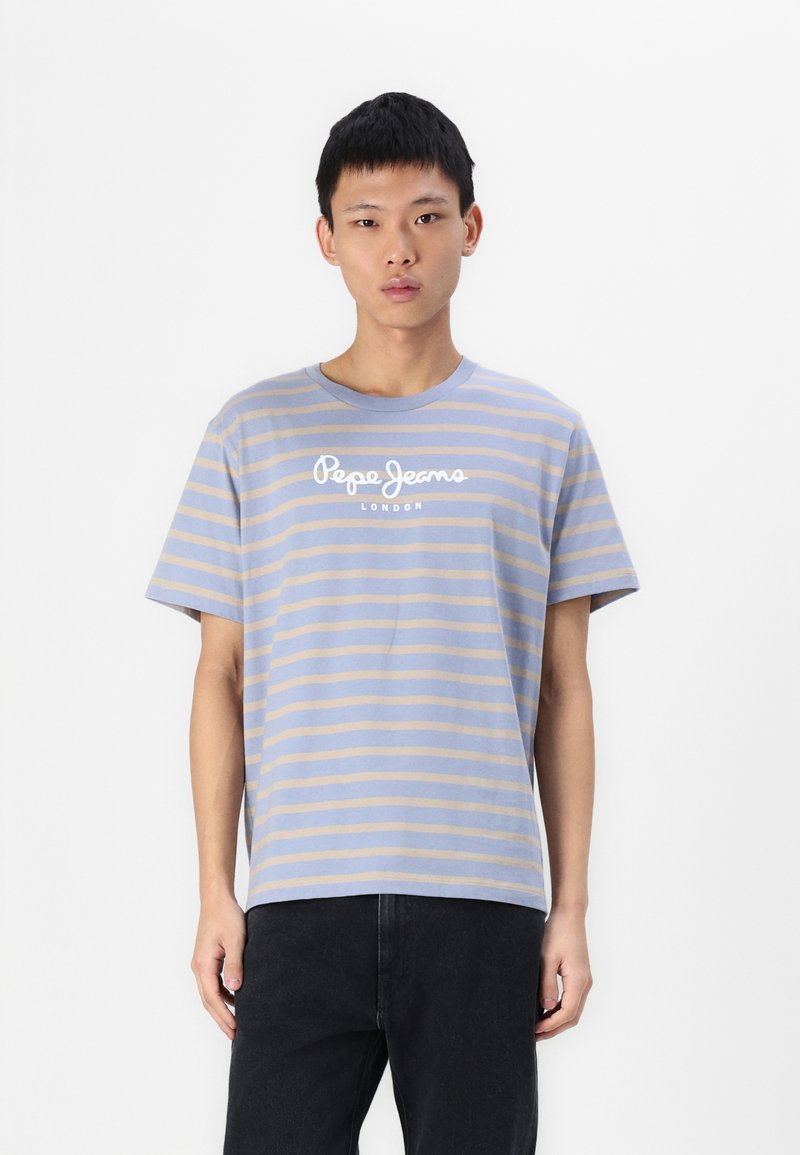 Majica s kratkim rukavima u svijetlop Plavoj boji s bež horizontalnim prugama; s natpisom "Pepe Jeans London" otisnutim u bijeloj boji na prsima.