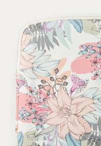Housse d'ordinateur portable à imprimé floral mettant en avant des fleurs multicolores, des feuilles et des formes abstraites. Le matériau a une finition texturée avec une fermeture éclair.
