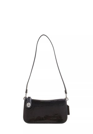 Czarna lakierowana torebka na ramię z cienkim paskiem i srebrnym zamkiem obrotowym na przedniej klapie.