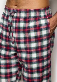 Karo-Loungewear-Shorts in Rot, Grün und Weiß, mit elastischem Bund und Kordelzug sowie Seitentaschen. Weicher, strukturiertes Material.