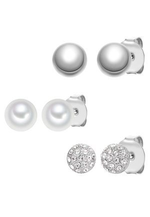 Tre par ørestikker: sølvkugler, hvide perler og sølvkugler besat med klare krystaller, mod en hvid baggrund.
