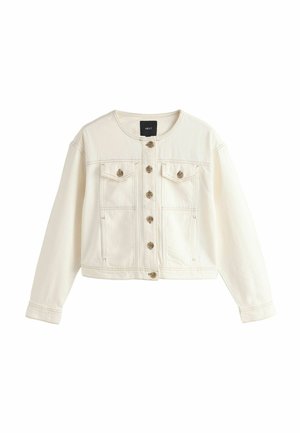 Krém színű, rövid fazonú farmerdzseki kerek nyakkivágással, elől gombos záródással, két mellkasi zsebfedéllel és hosszú ujjakkal.