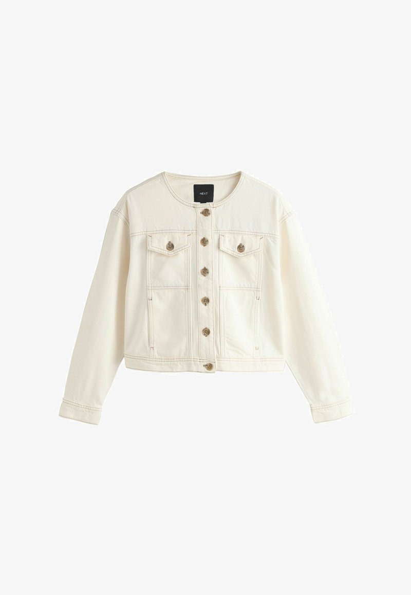 Veste en denim crème raccourcie avec encolure ronde, fermeture à boutons sur le devant, deux poches à rabat sur la poitrine et manches longues.