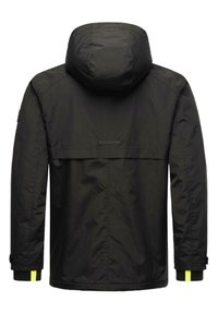 Zwarte waterdichte jas met capuchon, met een rugpand, verstelbare manchetten en reflecterende gele accenten op de mouwen. Glad textuur.