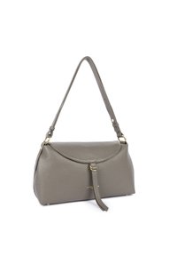 Borsa in pelle grigia con design curvo, dettagli in metallo dorato e tracolla regolabile. Presenta una chiusura piatta e un dettaglio con logo.