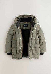 Kahi puffer jope kapuutsiga, hõbedaste detailidega, kahe esipocketiga, oranžide aktsentidega ja musta voodriga. Lahti tõmmatuna ja tasapinnal eksponeeritud.