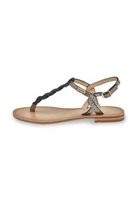 Sandalo piatto intrecciato nero e metallico con separatore per le dita, cinturino regolabile alla caviglia e suola in pelle marrone. Presenti dettagli decorativi testurizzati.