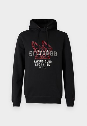 Svart hettegenser i bomull, med et frontgrafikk i rødt og hvitt tekst med en logo. Inkluderer snorer og ribbestrikkede mansjetter.