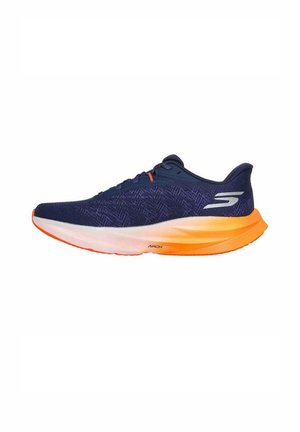 Zapatilla de running para hombre con parte superior de malla en color azul marino, suela naranja, patrón texturizado y logo en el lateral. Diseño ligero con mediasuela acolchada.