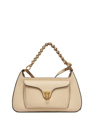 Borsa a mano in pelle beige con tasca frontale e chiusura in oro, dotata di manico corto realizzato con catena intrecciata in oro e pelle.