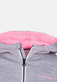 Felpa grigia con zip e fodera interna rosa. Caratteristiche includono un cappuccio, cuciture in evidenza e un logo "SWEDEMOUN" rosa sul davanti.