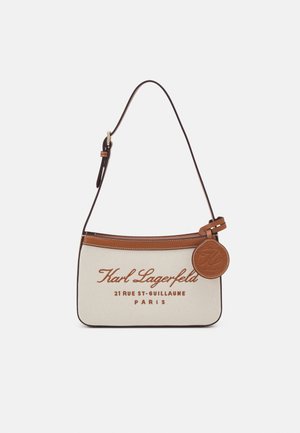 Bolso bandolera beige y marrón de Karl Lagerfeld con correa ajustable, ribete de cuero, etiqueta redonda de cuero con logo y bordado con la dirección de París.