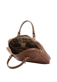 Sac en cuir marron avec fermeture éclair, doté d'une doublure à carreaux et de poignées doubles. Poche latérale et détails de surface texturés notés.