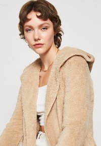 ONLY ONLCONTACT HOOD SHERPA COAT - Lichte jas - humus/beige - Zalando.nl